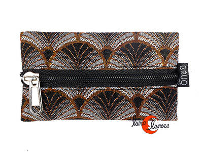 Chineras, monederos de tela Bruo.  Monedero y llavero con una cremallera. Abanico marrón.