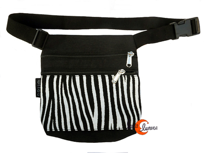 Riñoneras de tela BRUO. Riñonera mediana con dos cremalleras print cebra blanco y negro.