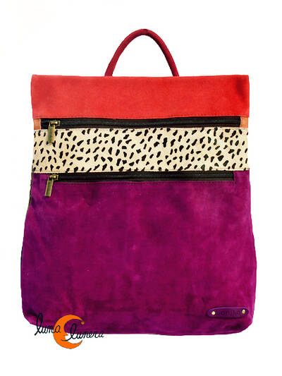 Soruka, mochila de piel de colores. Mochila cuadrada de ante magenta, print y rojo.