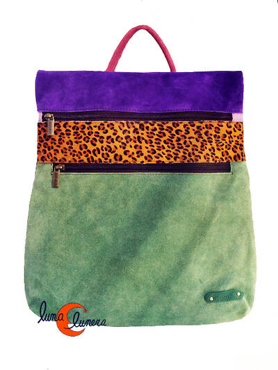 Soruka, mochila de piel de colores. Mochila cuadrada de ante verde agua, print y morado.