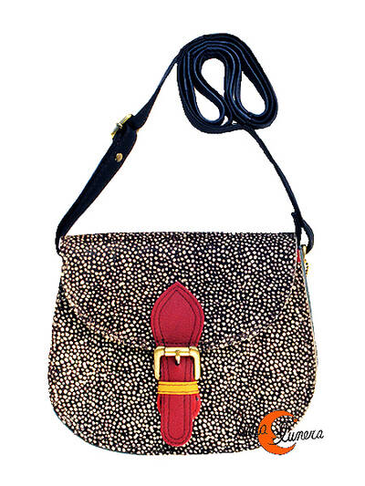 Soruka, bolsos de piel de colores. Bolso pequeño redondo todo print con hebilla granate.