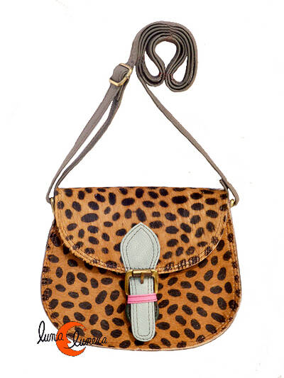 Soruka, bolsos de piel de colores. Bolso pequeño redondo todo print con hebilla celeste.