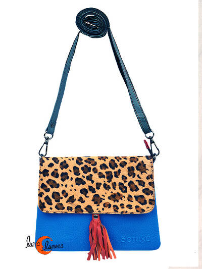 Soruka, bolsos de piel de colores. Bolso plano pequeño, azulón y print.