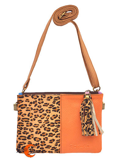 Soruka, bolsos de piel de colores. Bolso pequeño plano mitad print y mitad naranjo.