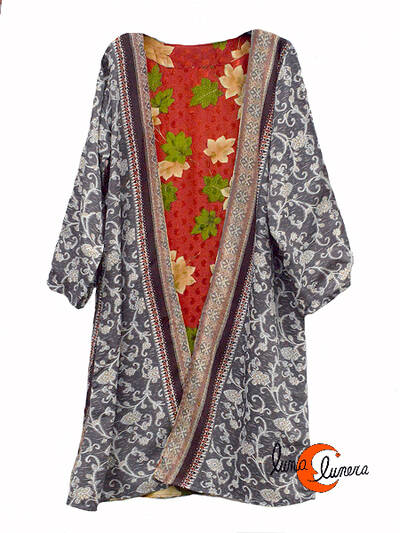 Kimono reversible. Kimono 2, flores sobre rojo y gris.