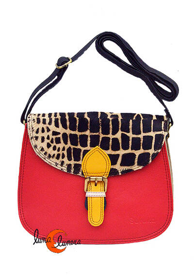 Soruka, bolsos de piel de colores. Bolso grande redondo con solapa y hebilla print rojo.