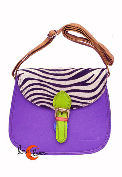 Soruka, bolsos de piel de colores. Bolso grande redondo con solapa y hebilla print lila.