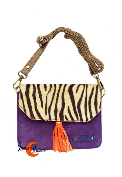 Soruka, bolsos de piel de colores. Bolso pequeño cuadrado de ante y print, morado con tirador naranjo.