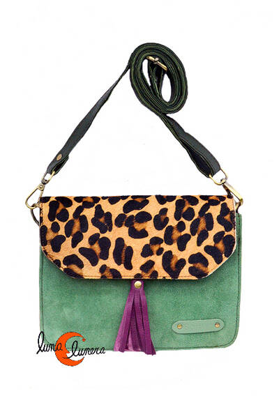 Soruka, bolsos de piel de colores. Bolso pequeño cuadrado de ante y print, verde con tirador morado.