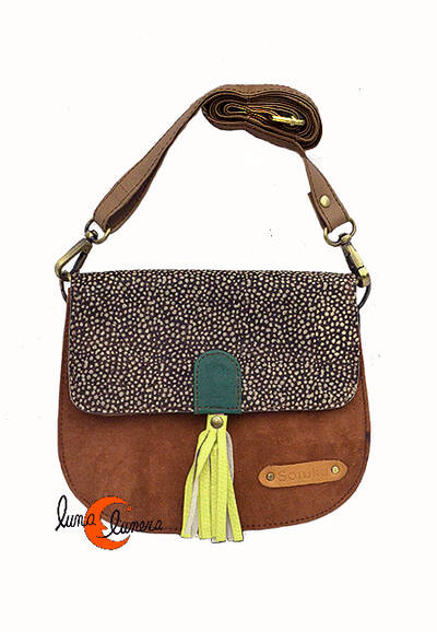 Soruka, bolsos de piel de colores. Bolso pequeño redondo de ante y print, marrón con tirador amarillo.