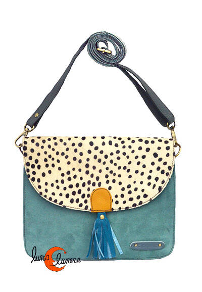 Soruka, bolsos de piel de colores. Bolso grande cuadrado de ante y print, celeste.
