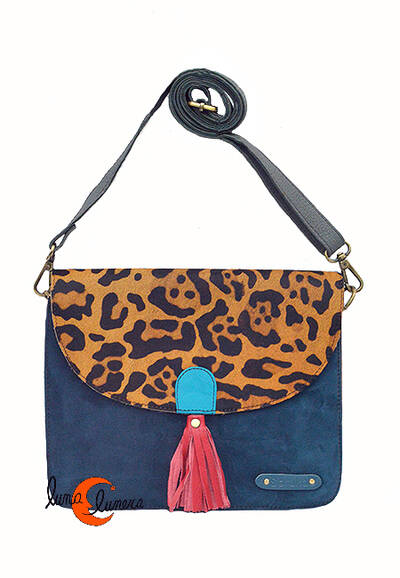Soruka, bolsos de piel de colores. Bolso grande cuadrado de ante y print, azul oscuro.