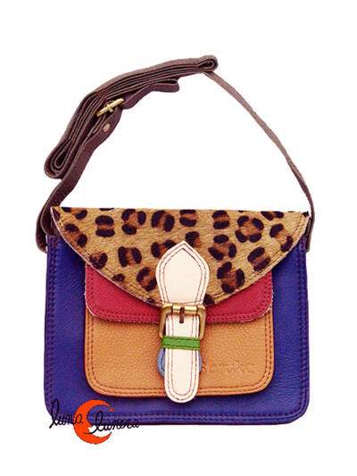 Soruka, bolsos de piel de colores. Pequeño bolso cuadrado con hebilla print morado y marrón.
