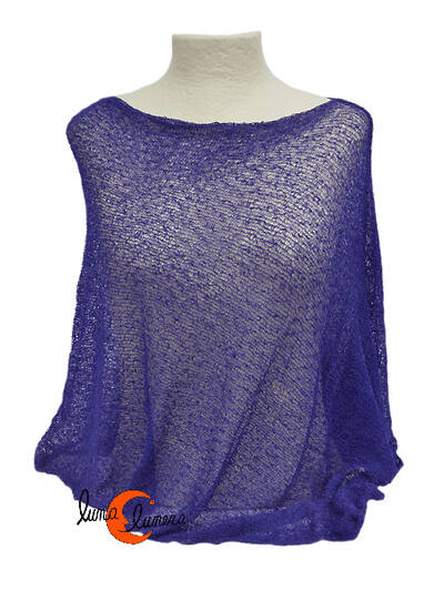 Poncho de punto. Azulón muy oscuro, casi azul marino.