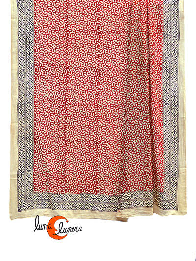 Pareo-fular de algodón, dibujos rojo y negro.