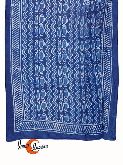 Pareo-fular de algodón, peces azul y blanco.