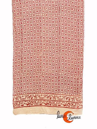 Pañuelo de algodón tipo fular. Dibujinos rojos.
