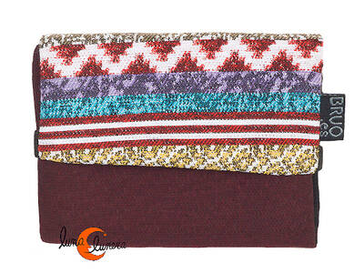 Cartera vegana Bruo de tela con goma. Pequeña tríptico, granate líneas.