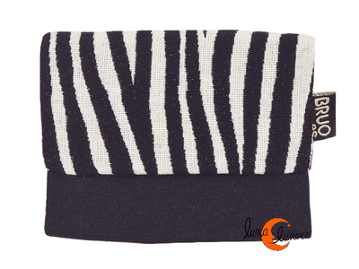 Cartera vegana Bruo de tela con goma. Pequeña tríptico, cebra negra.