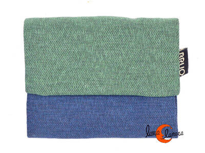 Cartera vegana Bruo de tela con goma. Pequeña tríptico, azul y verde liso.