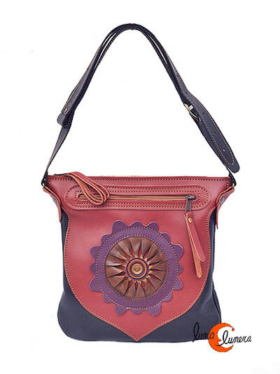 Bolso de piel del taller artesanal Arco Iris. Bolso cuadrado plano con sol morado.
