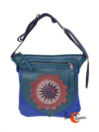 Bolso de piel del taller artesanal Arco Iris. Bolso cuadrado plano azul y verde.