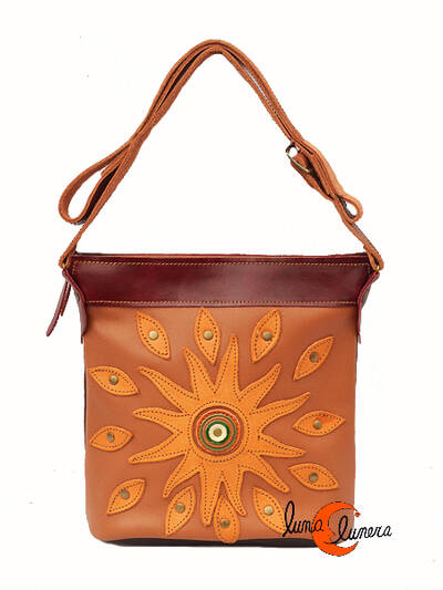 Bolso de piel y ante del taller artesanal Arco Iris. Mediano marrón con sol.