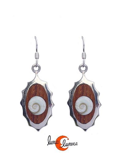 Pendientes de plata y caracola ojo de shiva. Alargado con madera.