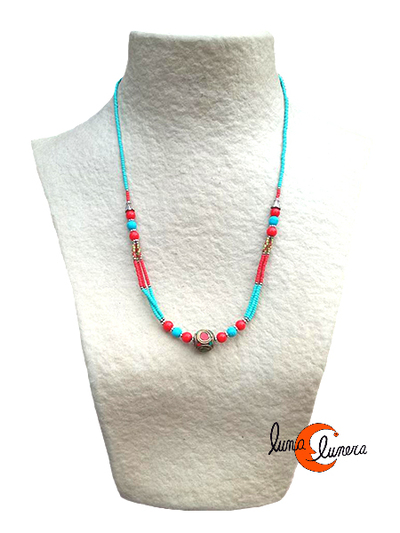 Collares India. Collar corto con bolitas de cristal color coral y turquesa.