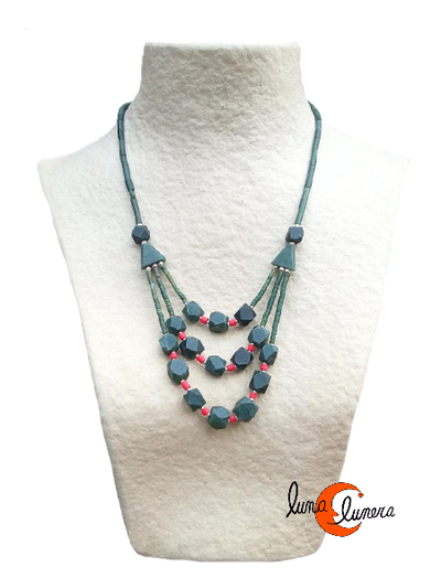 Collares India. Collar tipo gargantilla cubos de jade y rojo.
