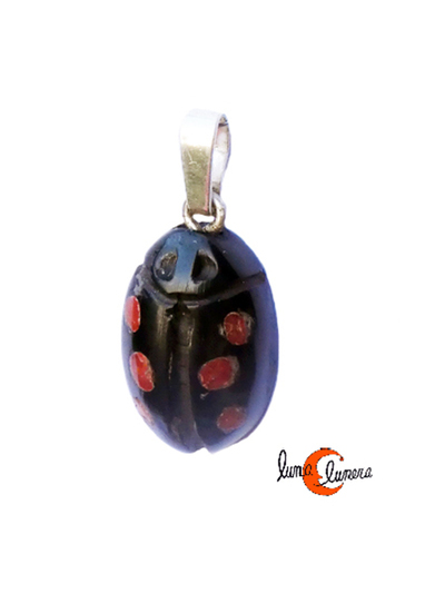 Azabache asturiano. Colgantes de miniaturas talladas a mano. Mariquita con incrustaciones de coral.