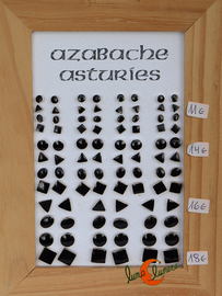 Azabache asturiano. Pendientes pequeños de plata pegados a la oreja.