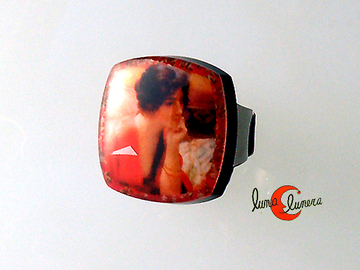 Anillo colección Noa-ecco. Anillo de bisutería con imagen de mujer pensando, en tonos rojos.