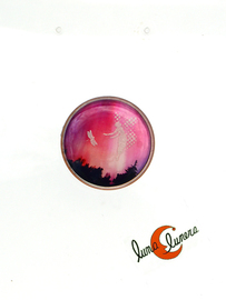 Anillo hada plateada sobre fondo rosa.