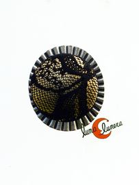 Anillo con botón de encaje grande, dorado.