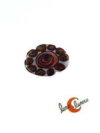Anillo plano Xispusas, flor dibujada ovalada marrón.