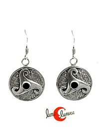 Azabache asturiano. Pendientes de plata con gancho, trisquel de chapa.