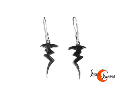 Pendientes de plata. Con forma de rayo pequeño.