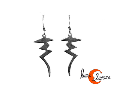 Pendientes de plata. Con forma de rayo mediano.