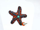 Broches de porcelana. Estrella de mar de pedrería sobre terciopelo naranja, grande.
