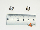 Pendientes de plata con perla natural, pequeños y cuadrados.