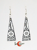 Pendientes de madera pintados, líneas negras sobre blanco.