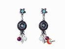 Colección Malagata. Bisutería de zamak con swarovsky, pendientes en tonos celeste, blanco y rosa con tres bolitas.