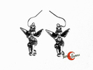 Colección Malagata. Bisutería de zamak, pendientes con angelito con las alas abiertas y manos en el rostro.