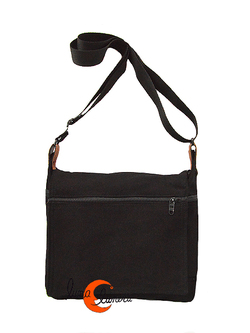 Bolsos y mochilas de tela, colección Vinicius. Bolso mediano con tapa color negro.