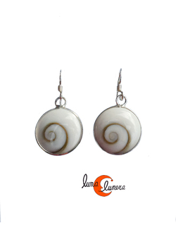 Pendientes de plata y caracola ojo de shiva. Redondos pequeños. 