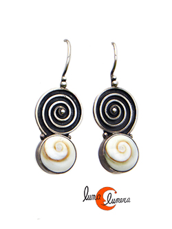 Pendientes de plata y caracola ojo de shiva. Espiral con gancho rígido.