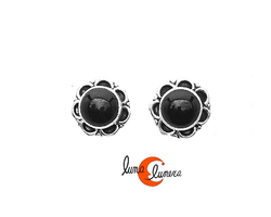 Pendientes de plata y piedra. Pendientes grandes pegados al lóbulo con forma de flor, onix negro.
