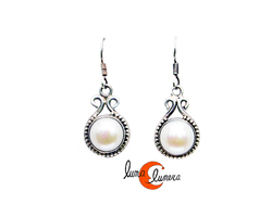 Pendientes de plata y piedra. Pendientes con perla mediano.