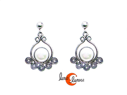Pendientes de plata y piedra. Pendientes con perla grande, espirales y tuerca.